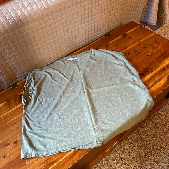 2 -We the Free cap sleeve t-shirts - Picture 4 of 4